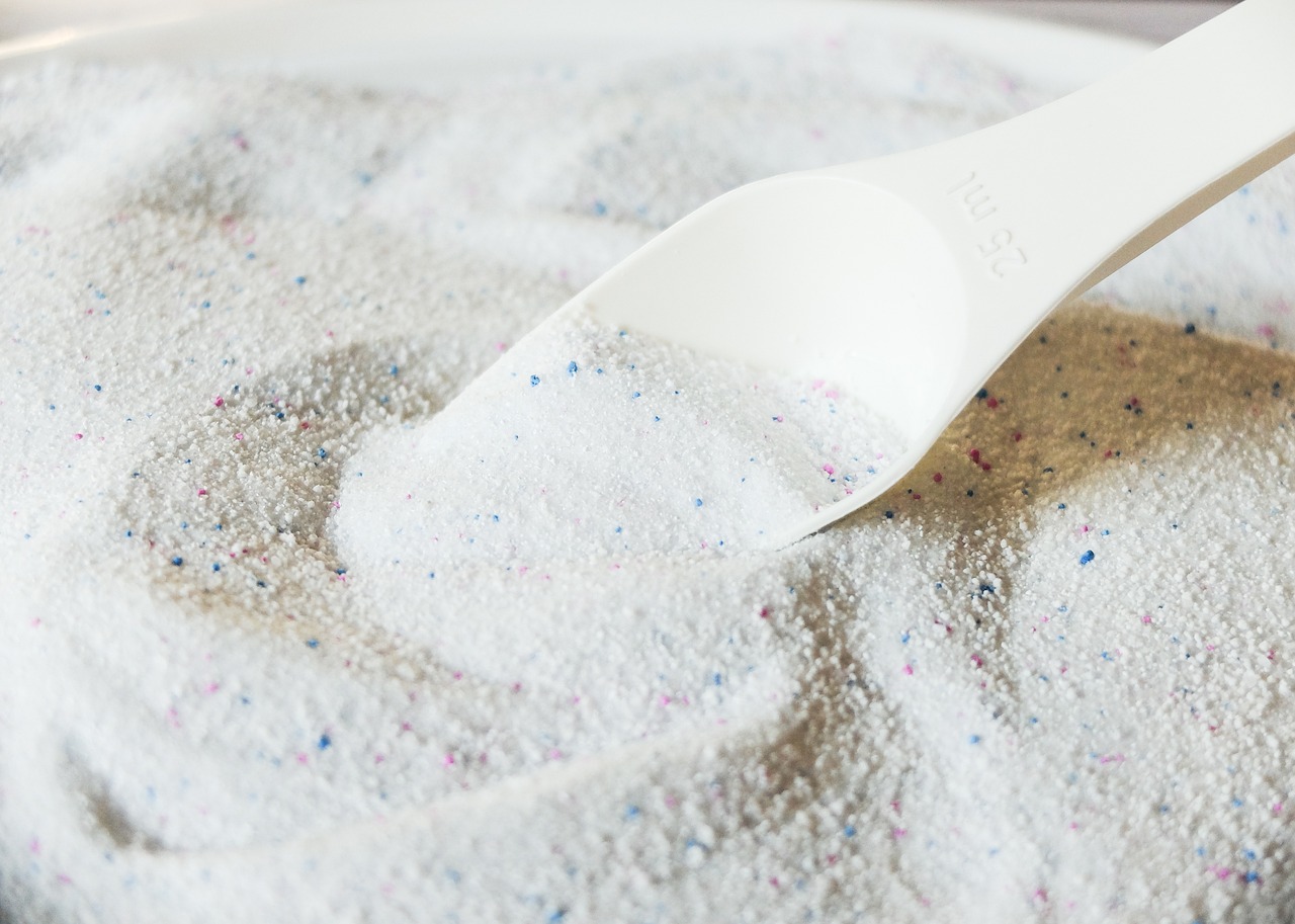 What are the differences between dishwashing liquid and detergent